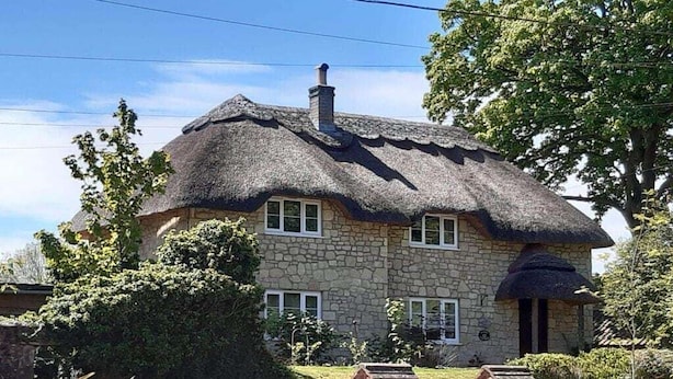 A stone house with a thatched roof, a wooden gate, and a well-maintained garden. - Kings Cottage - Heart of the Deverills (Warminster)