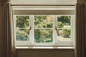 Una ventana con vista a un jardín.