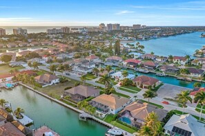 Maison, plusieurs lits (Sunny waterfront home near beach, sho) | Piscine | Piscine chauffée