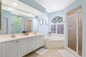 Maison, plusieurs lits (Sunny waterfront home near beach, sho) | Salle de bain
