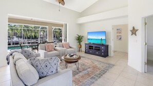 Hus - flera sängar (Sunny waterfront home near beach, sho) | Vardagsrum