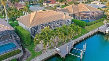 Casa, varias camas (Sunny waterfront home near beach, sho) | Alberca | Alberca climatizada