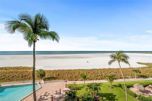 Appartamento, 1 letto king (Tradewinds 511) | Spiaggia | Sulla spiaggia