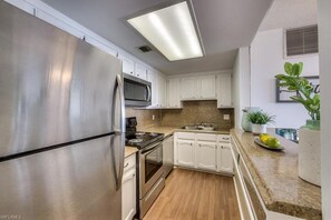 Condo, 1 King Bed (Tradewinds 511) | Private kitchen
