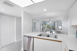 Condo, nhiều giường (Oceangoing condo with pool and steps ) | Bếp riêng