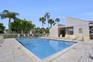 Kondominium, Beberapa Tempat Tidur (Oceangoing condo with pool and steps ) | Kolam renang | Sebuah kolam renang air hangat