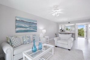 Condo, Plusieurs lits (Oceangoing condo with pool and steps ) | Salle de séjour