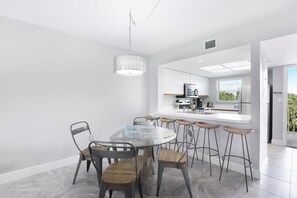 Condo, Plusieurs lits (Oceangoing condo with pool and steps ) | Cuisine privée