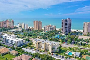 Condo, nhiều giường (Oceangoing condo with pool and steps ) | Ngoại thất