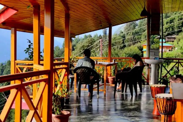 تناول الطعام بالخارج