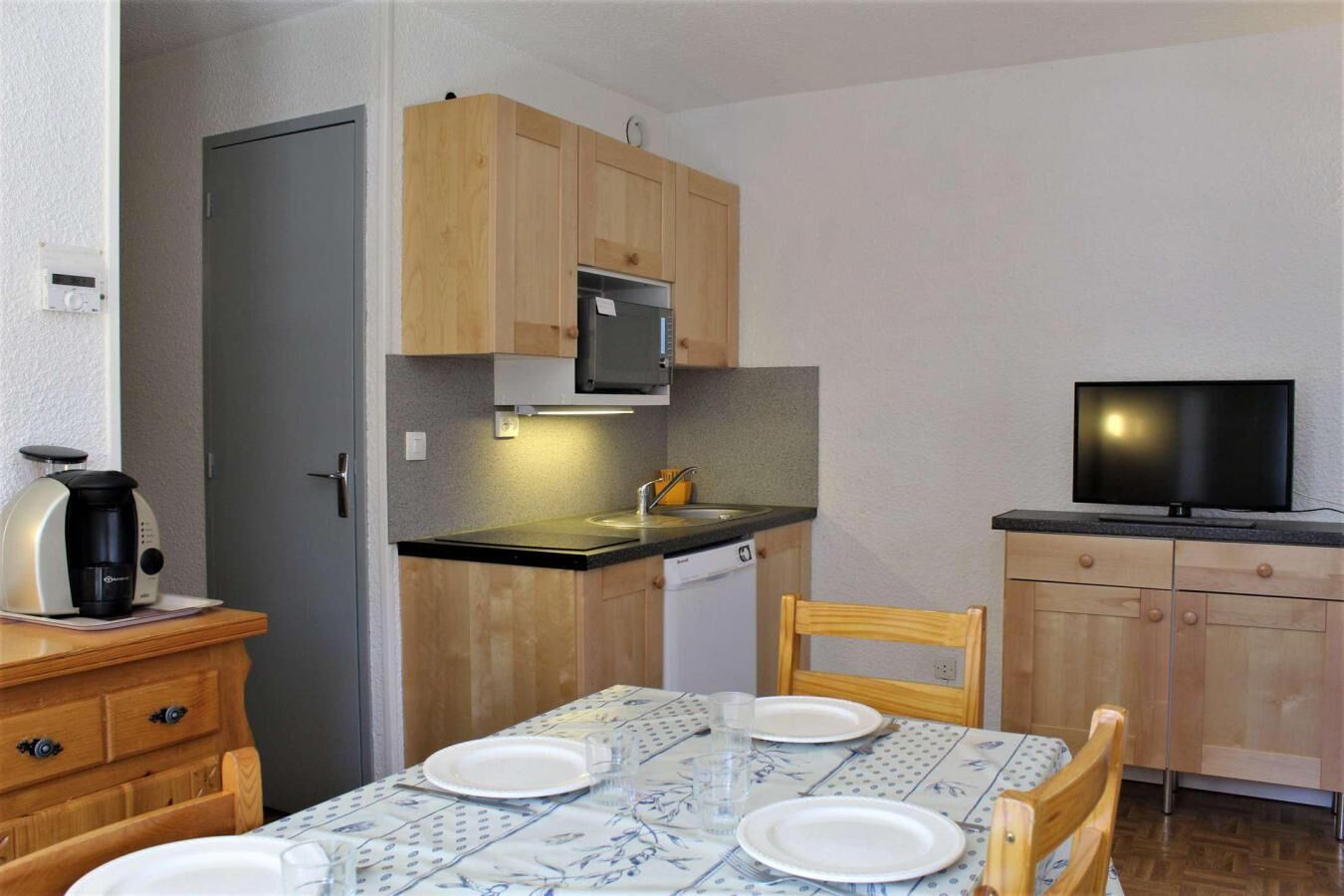 Fridge, oven, dishwasher, coffee/tea maker