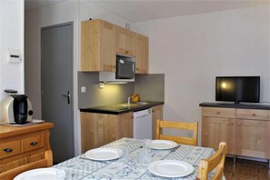 Refrigerador, horno, lavavajillas y cafetera y tetera 