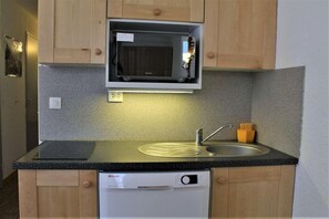 Fridge, oven, dishwasher, coffee/tea maker
