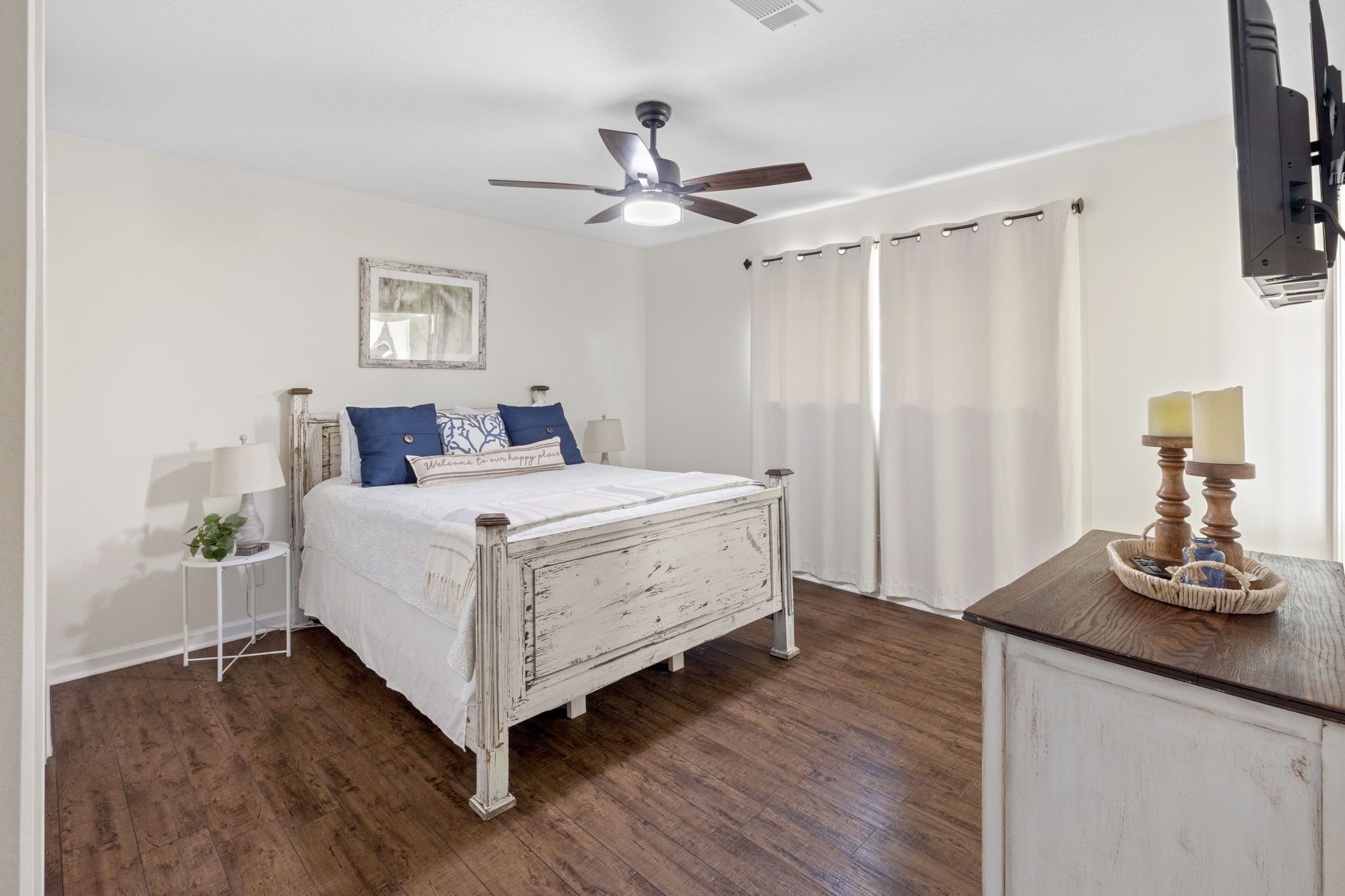4 bedrooms, desk, iron/ironing board, travel cot