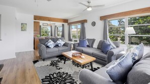 บ้านพัก, หลายเตียง (Goodland pet-friendly home with dock ) |   ห้องนั่งเล่น