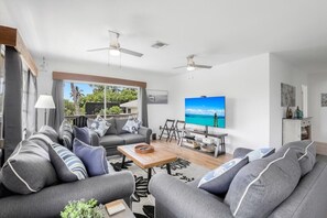 Rumah, Beberapa Tempat Tidur (Goodland pet-friendly home with dock ) | Ruang keluarga