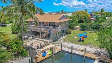 Hus - flere senge (Goodland pet-friendly home with dock ) | Udendørsområde