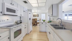 Casa, várias camas (Cozy inland home with backyard and st) | Cozinha privada
