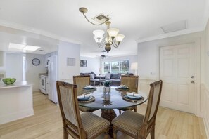 Casa, letti multipli (Cozy inland home with backyard and st) | Cucina privata