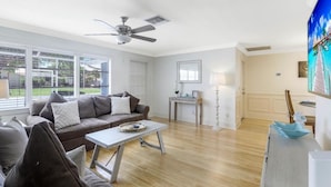 Casa, várias camas (Cozy inland home with backyard and st) | Sala de estar