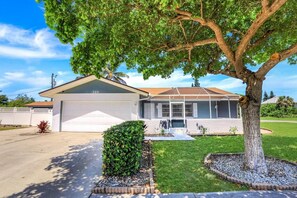 Casa, letti multipli (Cozy inland home with backyard and st) | Esterni