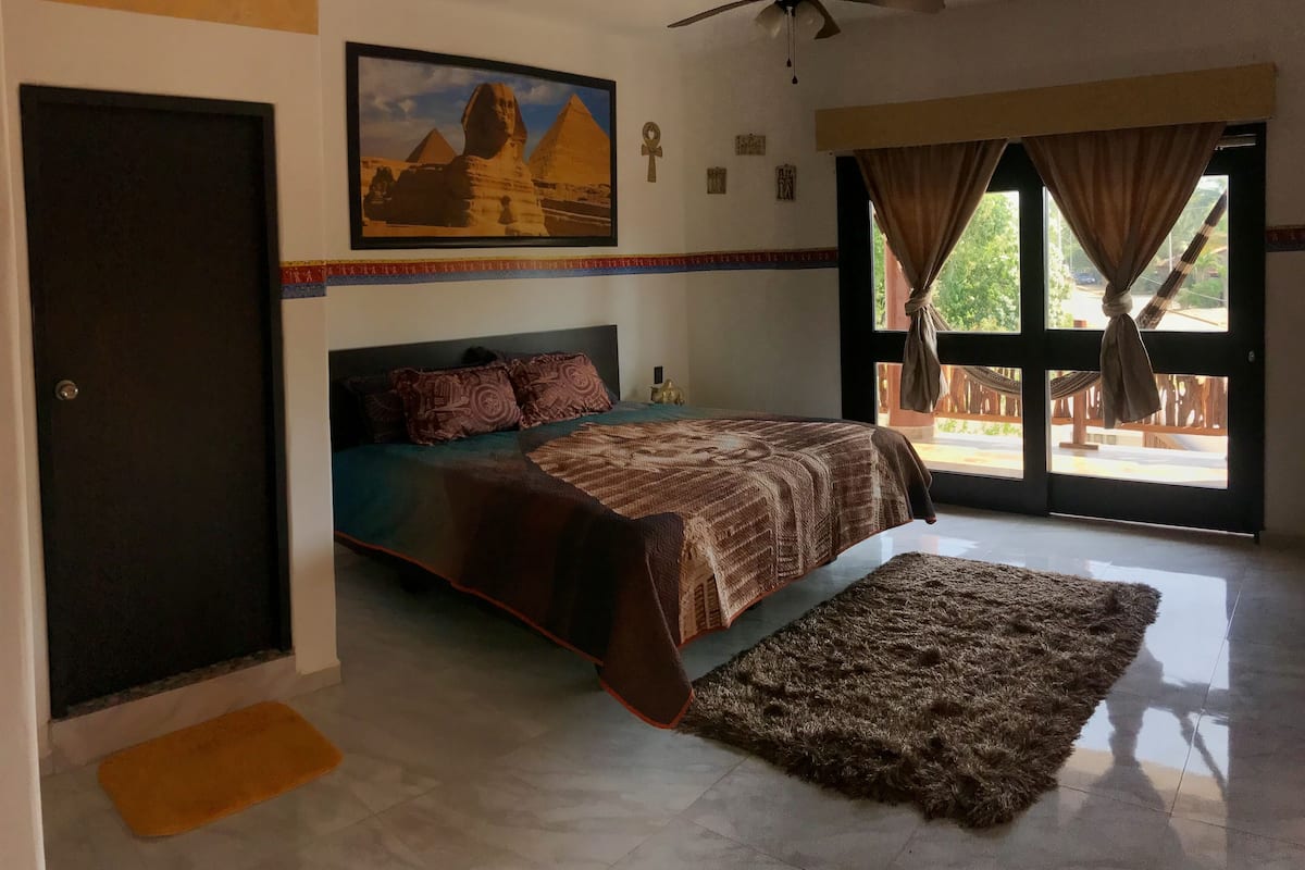 Habitación Deluxe (Egipto) | Camas Select Comfort, decoración personalizada y muebles diferentes
