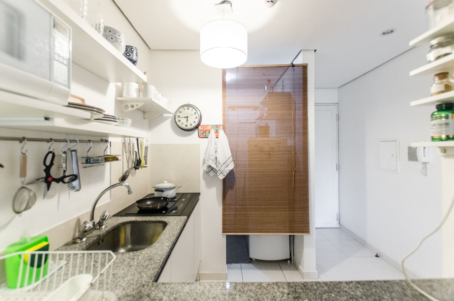 Microondas, licuadora, utensilios de cocina y toallas de papel 