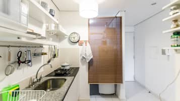 Microwave, blender, cookware/dishes/utensils, paper towels