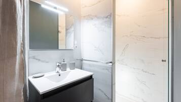 SĂšche-cheveux, serviettes fournies