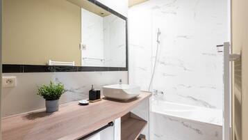 SĂšche-cheveux, serviettes fournies