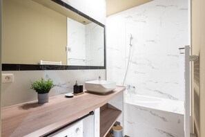 Hair dryer, towels - LE SHERWOOD - Magnifique T3 avec bureau (Villeurbanne)