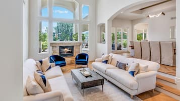 Smart TV, chimenea, futbolito y tenis de mesa