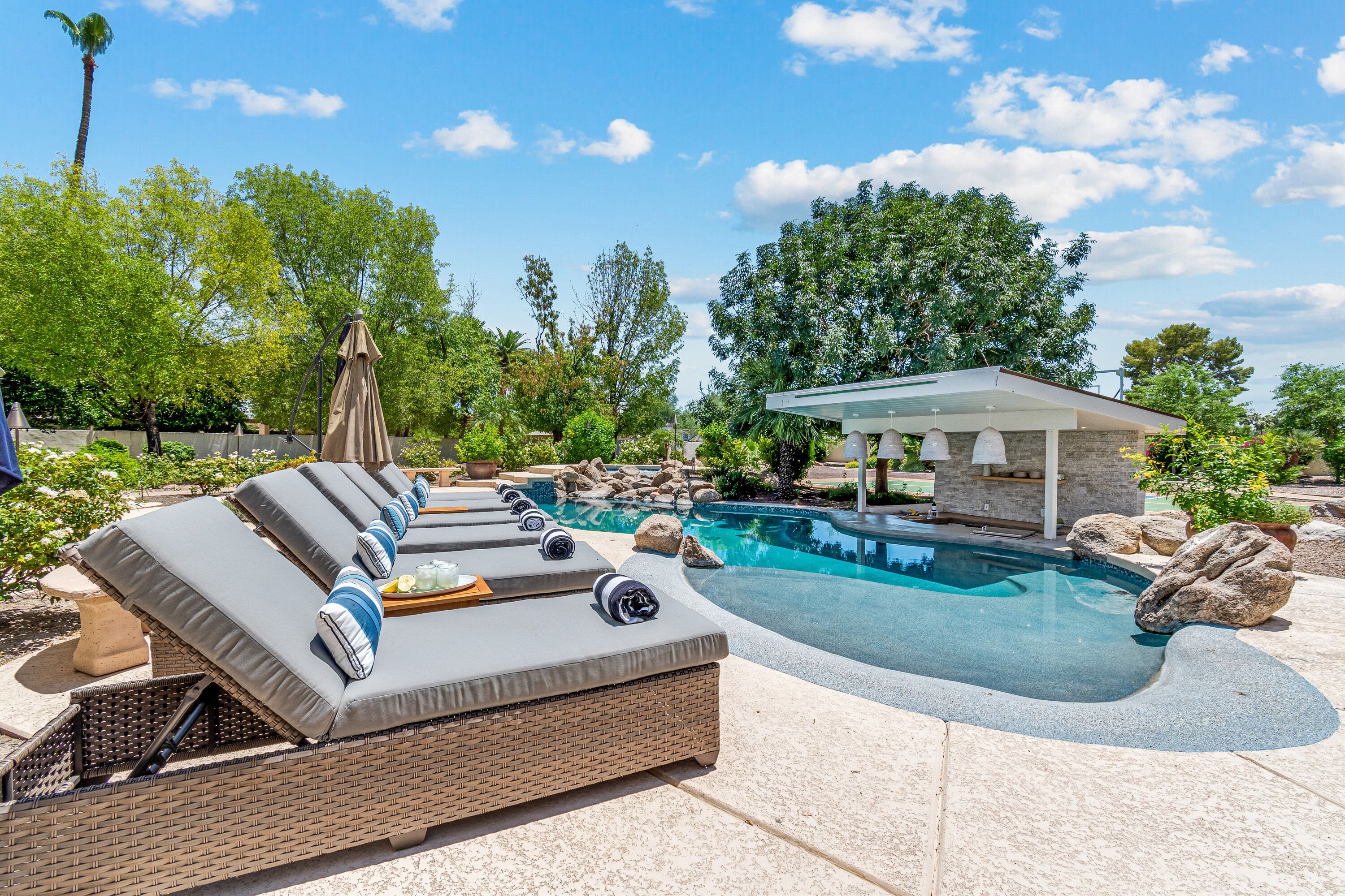 Alberca al aire libre y alberca climatizada