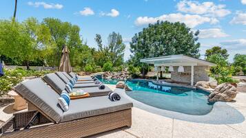 Alberca al aire libre y alberca climatizada