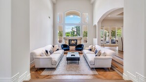 A spacious living room with a fireplace, two sofas, and a coffee table. - ❤️️3 Min to Old Town❤️️Spectular Villa❤️️SwimBar❤️️PickleBall❤️️Golf❤️️Spa❤️️BBQ (Scottsdale)