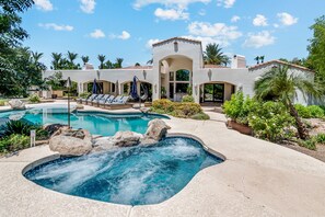 Outdoor pool, a heated pool - ❤️️3 Min to Old Town❤️️Spectular Villa❤️️SwimBar❤️️PickleBall❤️️Golf❤️️Spa❤️️BBQ (Scottsdale)