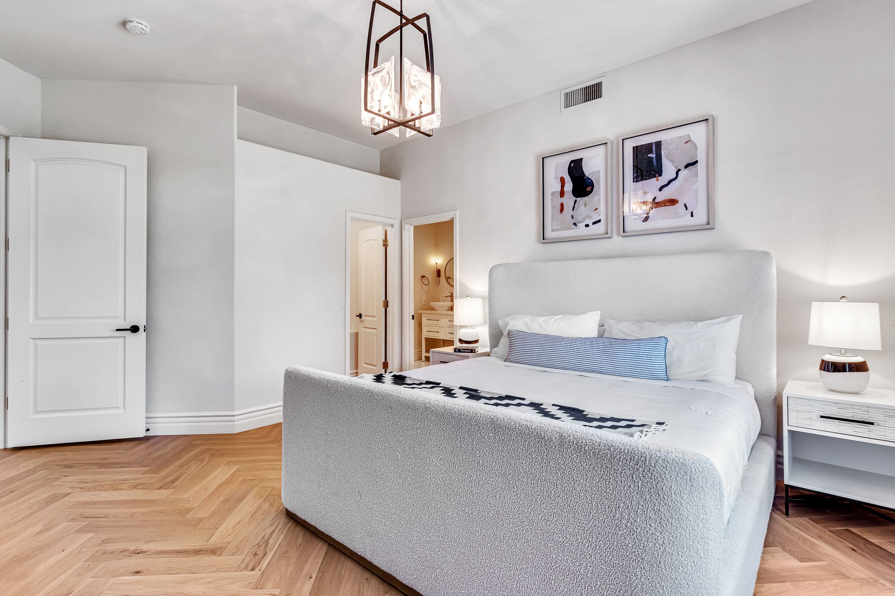 5 chambres, coffre-fort, bureau, fer et planche à repasser