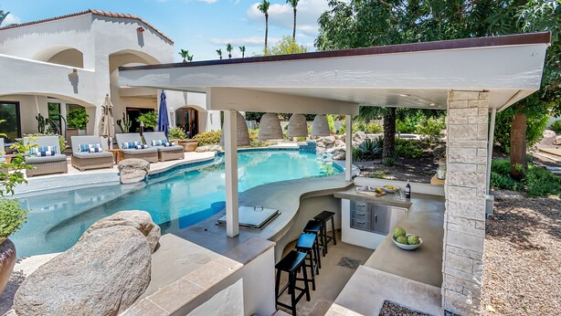 A pool area with a covered seating area, stone pillars, and a bar. - ❤️️3 Min to Old Town❤️️Spectular Villa❤️️SwimBar❤️️PickleBall❤️️Golf❤️️Spa❤️️BBQ (Scottsdale)