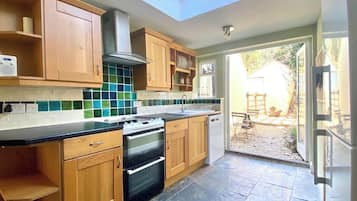 KĂŒhlschrank, Mikrowelle, Ofen, Herdplatte