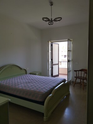 3 bedrooms, desk, free WiFi, bed sheets