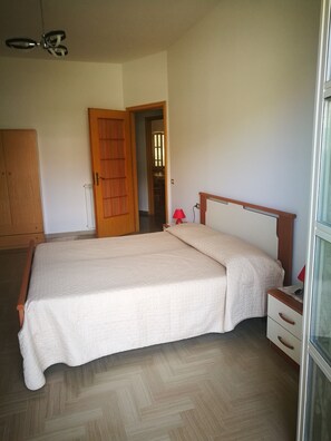 3 bedrooms, desk, free WiFi, bed sheets