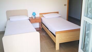 3 chambres, bureau, Wi-Fi gratuit, draps fournis