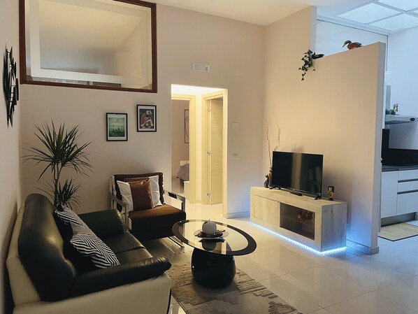 تلفزيون بشاشة مسطحة