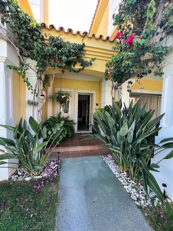 Exterior detail - THE BIRDS OF PARADISE (Faro)