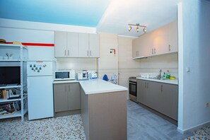 Køleskab, mikrobølgeovn, ovn, kogeplade