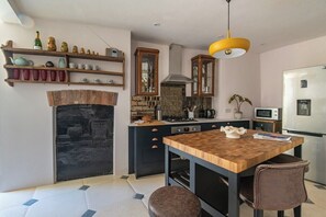 Een koelkast, een koffiezetapparaat/waterkoker, een kinderstoel