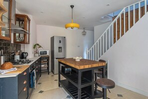 Refrigerador, cafetera y tetera, periquera y utensilios de cocina 
