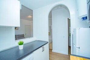 Een koelkast, een microgolfoven, een koffiezetapparaat/waterkoker