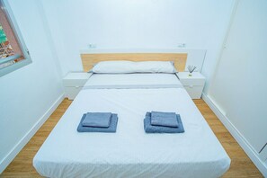 Een strijkplank/strijkijzer, gratis wifi, beddengoed