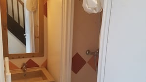 Ein Badezimmer mit Waschbecken, Spiegel und Dusche.